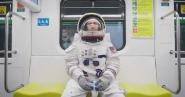 Bir astronot giymiş adam akıllı telefon çağrı ve mesaj göndermek için kullanır. Elinde telefon bakarak süre astronot gülümsüyor. Kavramı: telefon promosyonlar, iletileri ve uzaysal aramalar.