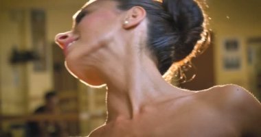 Esnek balerin ayakları kırmızı bir elbise, dans, bale ayakkabıları kahverengi. Kavram Bale dansçısı ince diyet, hafif kadın, güzel rakam, sağlıklı yaşam, esneklik, günlük aktiviteleri