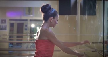 Esnek balerin ayakları kırmızı bir elbise, dans, bale ayakkabıları kahverengi. Kavram Bale dansçısı ince diyet, hafif kadın, güzel rakam, sağlıklı yaşam, esneklik, günlük aktiviteleri