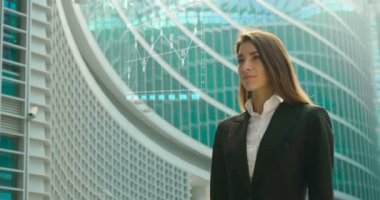 ağır çekim video iş kadın Yöneticisi, açık havada görünmez sanal hologram parmağı ile işaret bina modern ofis cam 