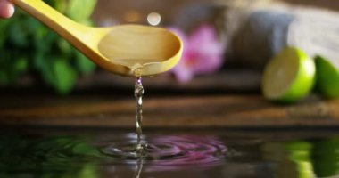 güzel su ve mumlar spa ve sağlıklı yaşam kompozisyon relax ve meditation.water aşırı yavaş motion.concept içinde ateş