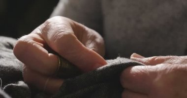 Profesyonel bir dikiş makinesi ile beyaz iplik bir İtalyan couture kumaş dikiş süper ağır çekim, yüksek moda kıyafet terzi diker. Sanayi, gelenek, moda kavramı