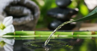 güzel su ve mumlar spa ve sağlıklı yaşam kompozisyon relax ve meditation.water aşırı yavaş motion.concept içinde ateş
