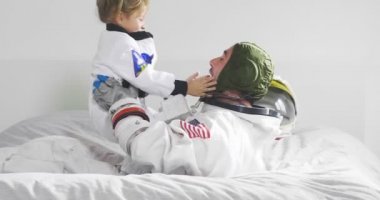 Romantik ve aile anlar baba ve kızı uzay aracı ile oynarken, her ikisi de astronot giyinmiş ve benzersiz Şu anda mutluyuz. Kavramı: aşk, Aile, ev, oyunları.