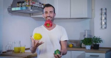 Bir adam onun diyet vitamin açısından zengin ve Diyetetik göster. Hakiki meyve suyu ve vücut için iyi karışık. Kavramı: sağlıklı içecekler, diyet, vitaminler, düzenli hayat