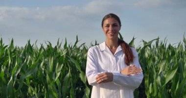 mısır plantasyonu ayakta iken kolları ile poz çiftçi kadının yavaş hareket video geçti 