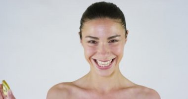 Yüz maskesi ve salatalık tedavisi yüzünde genç kadın portresi bir relax bir Sağlık Merkezi var. Cilt Bakımı, kozmetik, güzellik salonları, yüz tedavisi, yüz masajı, refah kavramı