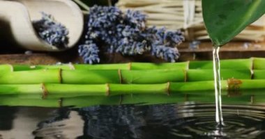 güzel su ve mumlar spa ve sağlıklı yaşam kompozisyon relax ve meditation.water aşırı yavaş motion.concept içinde ateş