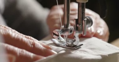 Profesyonel bir dikiş makinesi ile beyaz iplik bir İtalyan couture kumaş dikiş süper ağır çekim, yüksek moda kıyafet terzi diker. Sanayi, gelenek, moda kavramı