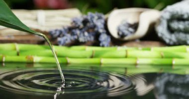 güzel su ve mumlar spa ve sağlıklı yaşam kompozisyon relax ve meditation.water aşırı yavaş motion.concept içinde ateş