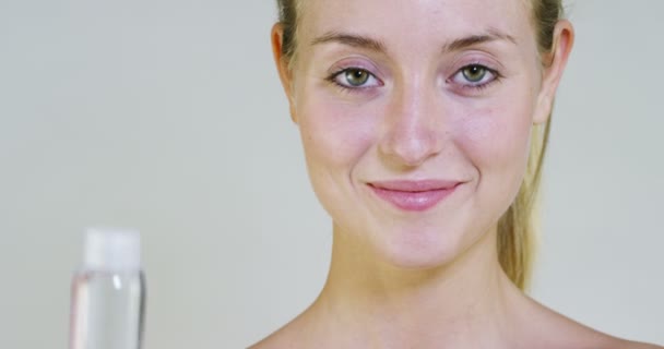 Retrato Una Hermosa Jovencita Sonriendo Mirando Cámara Sin Maquillaje Sosteniendo — Vídeo de stock