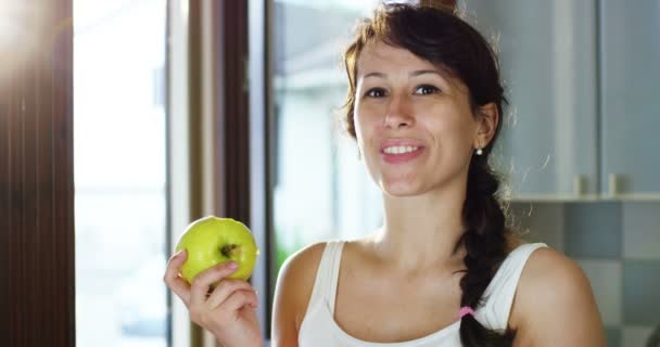 Après Midi Été Une Jeune Fille Mange Une Pomme Verte — Video