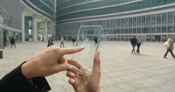 慢动作视频的妇女手使用和浏览透明玻璃手机 站在办公室玻璃大厦 屏幕上的指纹 — 图库视频影像