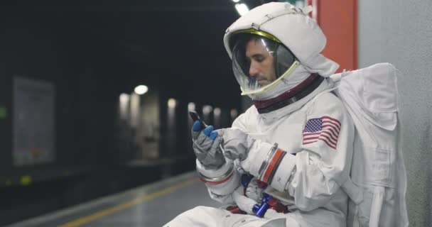 Astronauta Vestido Hombre Utiliza Teléfono Inteligente Para Llamar Enviar Mensajes — Vídeos de Stock