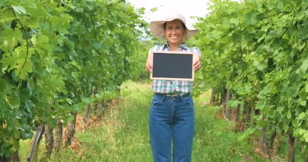 Видео Женщины Фермера Стоящей Виноградной Плантации Держащей Доску — стоковое видео
