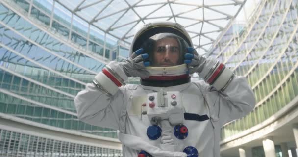 ちょうど着陸した宇宙飛行士と町で地下鉄と市内のオープンエアの両方の周りに見える最初の時間歩くの肖像画 新しい惑星探査 シュールな — ストック動画