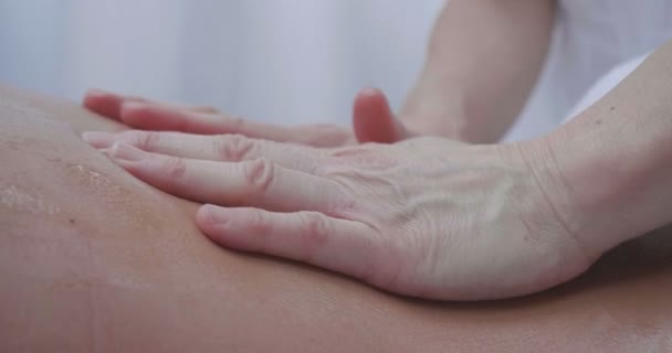 Primo Piano Una Mano Che Massaggia Una Bella Donna Una — Video Stock