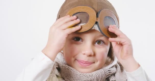 Wideo Figlarny Adorable Little Girl Ubrany Jak Okulary Pilota Regulacji — Wideo stockowe