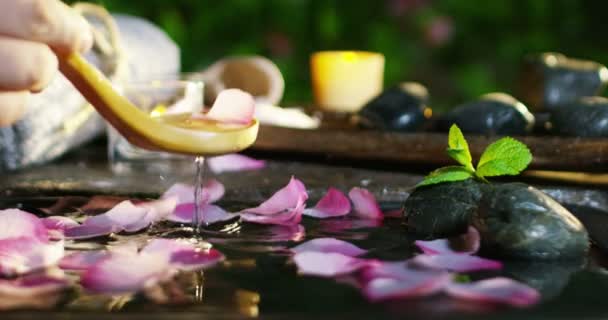 Güzel Mumlar Spa Sağlıklı Yaşam Kompozisyon Relax Meditation Water Aşırı — Stok video