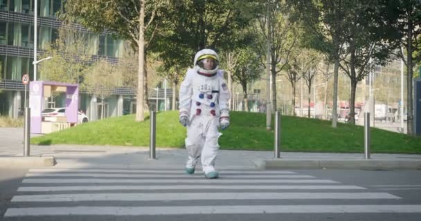 Astronauta Acabou Pousar Espaço Novo Planeta Caminha Meio Uma Estrada — Vídeo de Stock