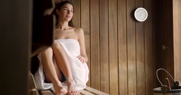 Una Bella Donna Che Indossa Asciugamano Bianco Una Sauna Sauna — Video Stock