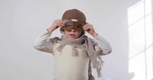 Vidéo Adorable Petite Fille Ludique Habillée Pilote Portant Des Lunettes — Video