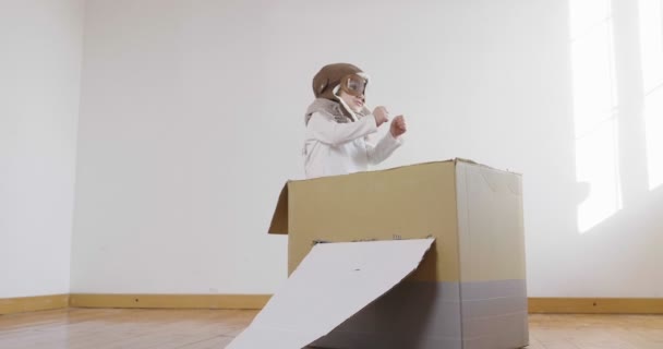 Video Lindo Niño Vestido Como Piloto Jugando Con Avión Papel — Vídeo de stock