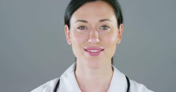 女医と白衣と聴診器と笑顔でカメラ目線のビデオ — ストック動画