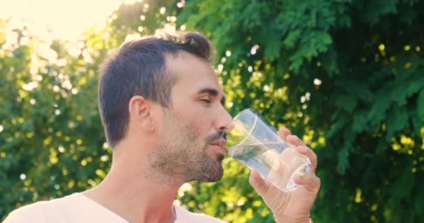 Homem Mostra Sua Dieta Rica Vitaminas Dietética Suco Frutas Genuíno — Vídeo de Stock