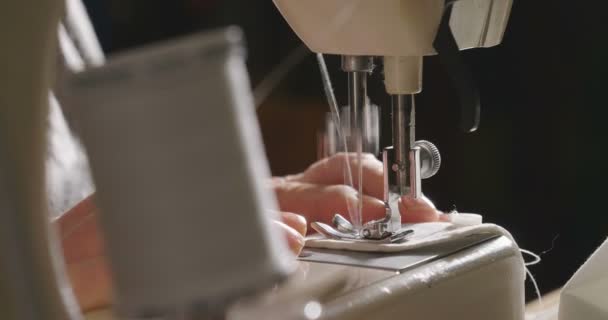 Super Slowmotion Van Een Professionele Naaimachine Stiksels Met Witte Draad — Stockvideo