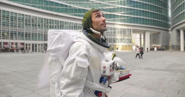 Retrato Astronauta Que Acaba Aterrizar Caminar Por Primera Vez Ciudad — Vídeo de stock