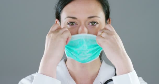 Zeitlupenvideo Einer Ärztin Mit Weißem Kittel Die Ihre Gesichtsmaske Auszieht — Stockvideo