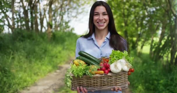 Ralenti Vidéo Agricultrice Tenant Panier Avec Différents Légumes Souriant Caméra — Video