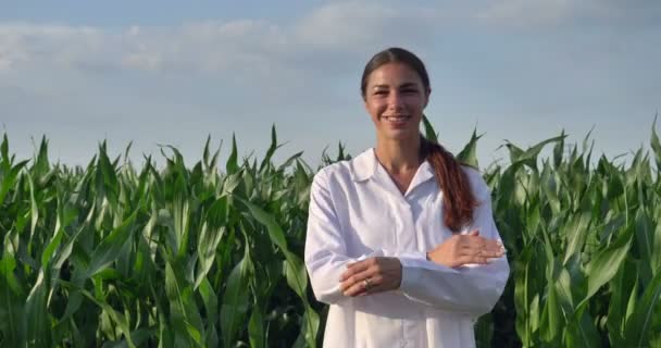 Ralenti Vidéo Agricultrice Posant Avec Les Bras Croisés Tout Tenant — Video