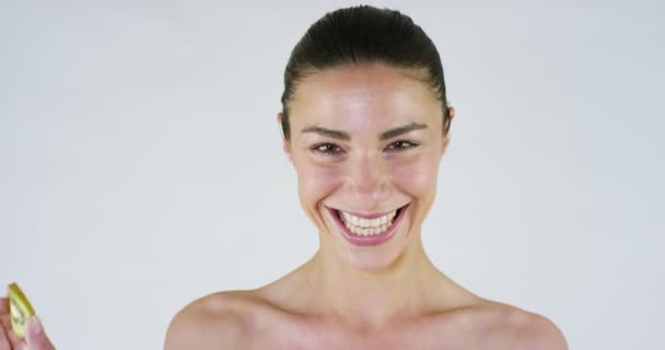 Retrato Mujer Joven Con Máscara Facial Tratamiento Pepino Cara Tienen — Vídeos de Stock