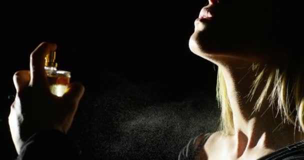 Анонимная Чувственная Девушка Распыляет Аромат Экстремально Замедленном Движении Частицами Запаха — стоковое видео