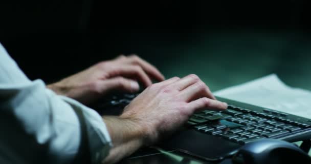 Mãos Masculinas Digitando Trabalhando Teclado Laptop Escritório Macro Close — Vídeo de Stock