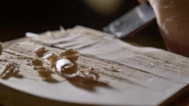 Profesyonel keman asıl kendi elleri ile bir keman yapar, bir saf ağaç Ladin Çam kullanır, desen yapar bir keski uçak. Kavram manevi enstrüman, eller, sanat, müzik, melodi ses çıkardı