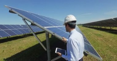 Dijital tablet tutarak ve güneş panelleri açık havada istasyonunda dokunmadan profesyonel adam video