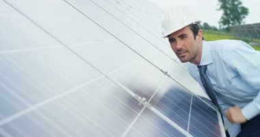 Eko güneş panelleri, çatı hücreleri güneş sistemi İstasyonu kontrol adam video
