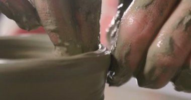 Bir uzman potter, o kil ve elleri ile güzel bir vazo laboratuvarında oluşturur. Artisan sanat eserleri elleriyle oluşturur. Kavramı: deneyim, sanat, gelenek, kil.