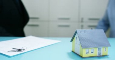 Sigorta ve yatırım bankacılığı. Yatırımcılar için risksiz politika ve güvenli yatırımlar kavramı. İş güvenliği başarısı ve kiralık ya da satılık konutlar. El sıkışma evi.