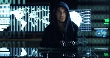 Hacker sistemi güvenlik şifresini bulmak için kodları ve numaraları kullanarak girmek için çalışır. Hacker oturum açma bilgilerini çalmak için yazılım girer. Konsept: üstün teknoloji, Artırılmış gerçeklik