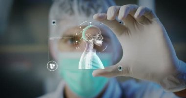 Bir doktor, cerrah, bir teknolojik inceliyor dijital holografik plaka temsil hastanın vücut, kalp akciğer, kaslar, kemikler. Konsept: Futuristik tıp, insan vücudu ve gelecek.