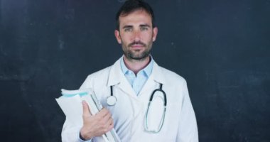 Beyaz laboratuar ceket ve stetoskop ve işaret thumbs giyen profesyonel doktor adam video