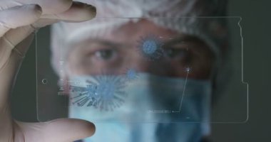 Bir doktor, cerrah, bir teknolojik inceliyor dijital holografik plaka temsil hastanın vücut, kalp akciğer, kaslar, kemikler. Konsept: Futuristik tıp, insan vücudu ve gelecek.