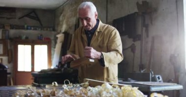 eski bir marangozluk bir yaşlı ağaç planya gibi geleneksel araçları ile çalışıyor ve gördüm