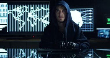 Hacker sistemi güvenlik şifresini bulmak için kodları ve numaraları kullanarak girmek için çalışır. Hacker oturum açma bilgilerini çalmak için yazılım girer. Konsept: üstün teknoloji, Artırılmış gerçeklik