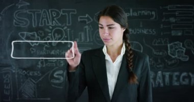 parmak hologram düğme simgesi stratejisi ile dokunan iş kadını video 