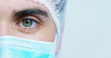 Gururlu görünen bir doktor ya da cerrahın portresi. Klinikteki ya da hastanedeki işinden dolayı mutlu ve gülümsüyor. Konsept: doktor, hasta bakımı, hastanelerde veya özel kliniklerde sağlık ve sağlık